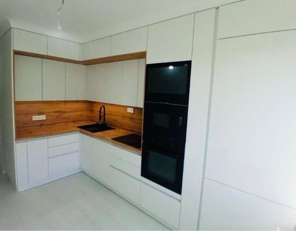 Белая акриловая кухня без ручек (профиль Gola) — чёрные акценты и дерево