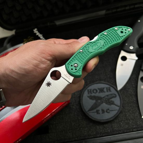 Нож складной Spyderco Delica Flat Ground Green C11FPGR c клинком из стали VG-10, рукоять FRN
