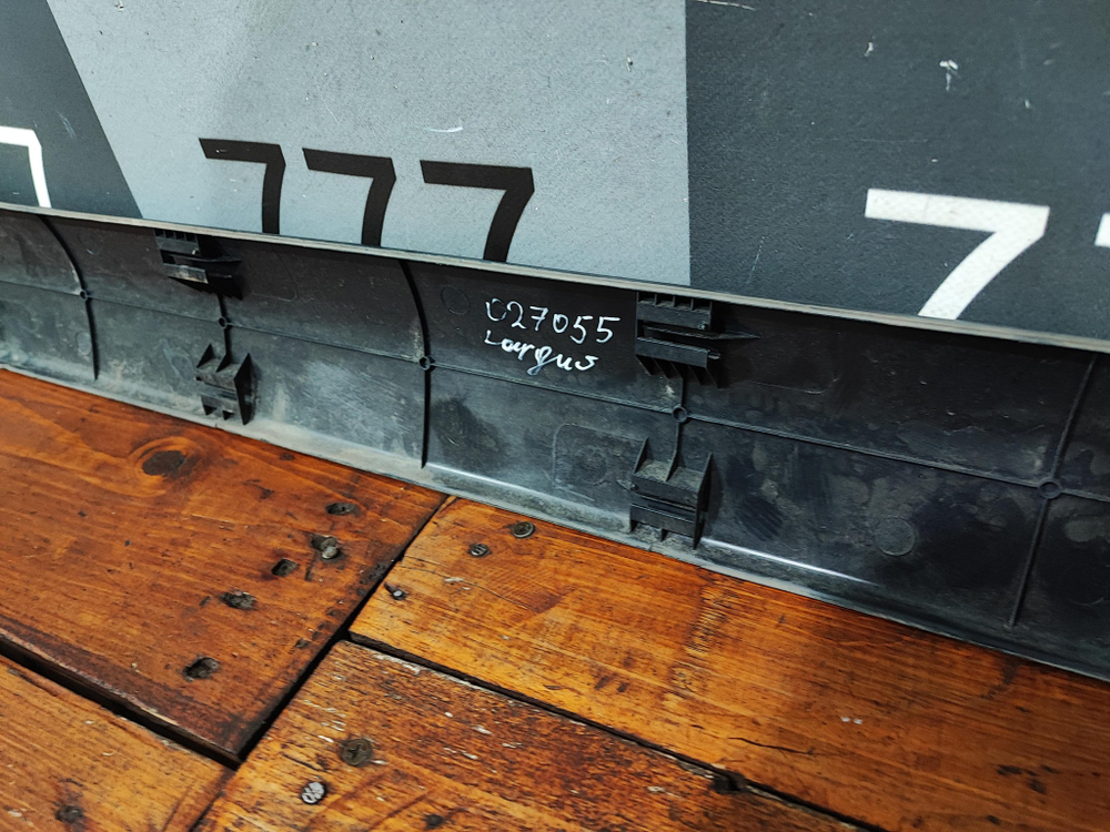 Накладка двери передней правой Lada Largus Б/У Оригинал 8450000408