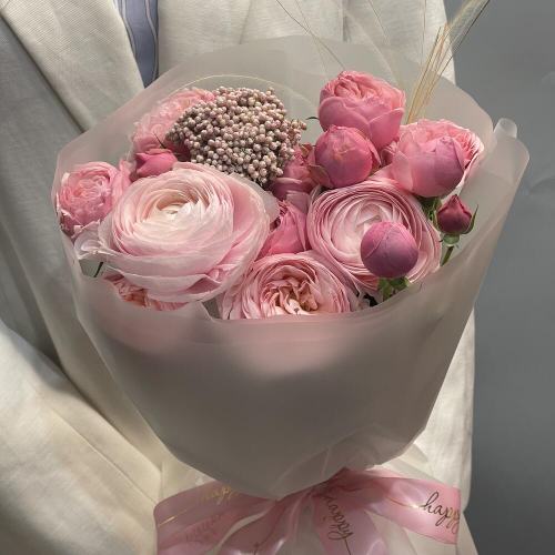 Букет из кустовой розы Сильва Пинк и ранункулюсов. Авторский букет Chalet Green