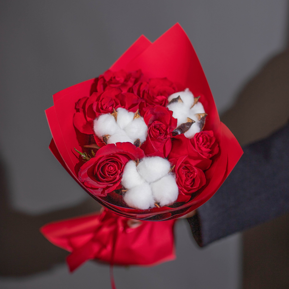 Букет цветов 9 роз Кения 40 см с хлопком в пленке красные