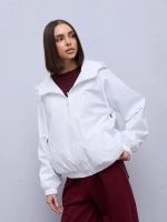 Ветровка с капюшоном