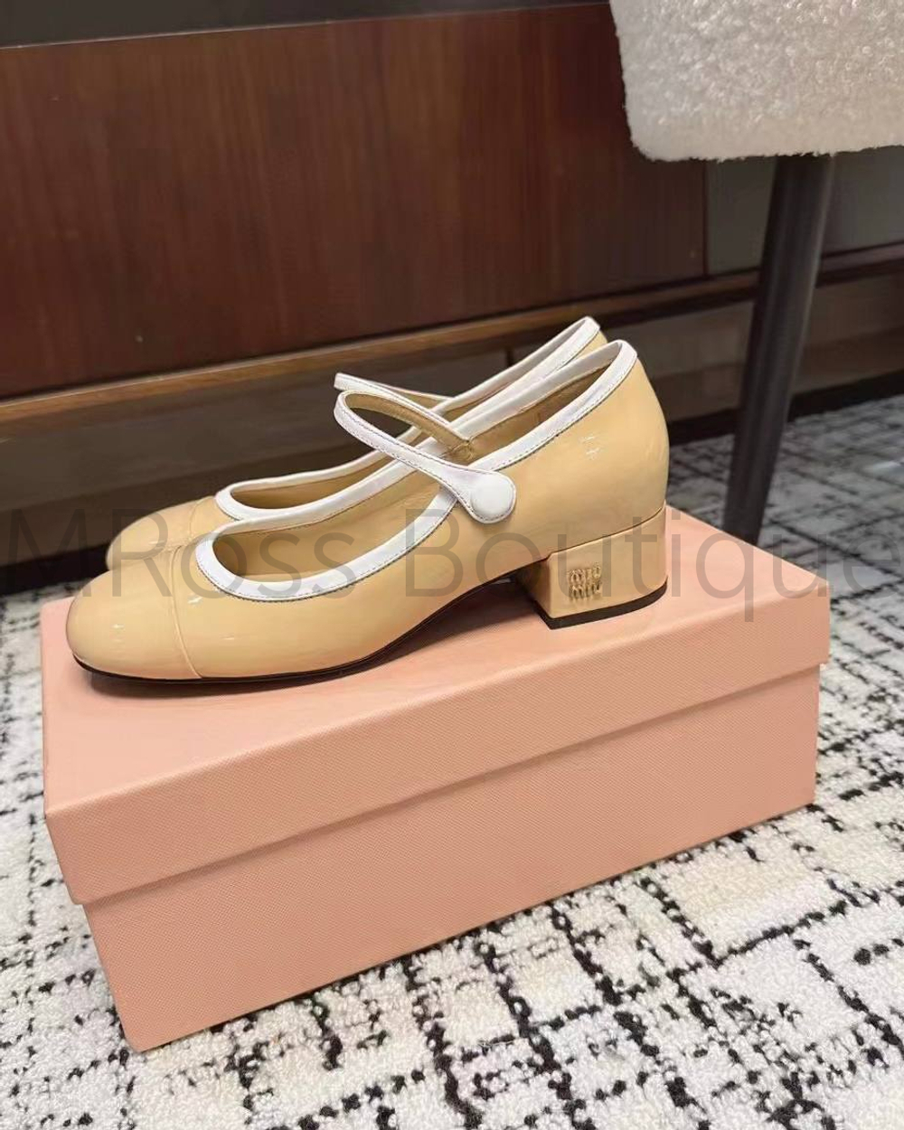Женские туфли Miu Miu бежевого цвета с круглым носиком