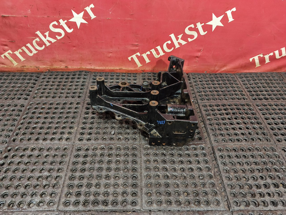 Кронштейн буксировочный правый