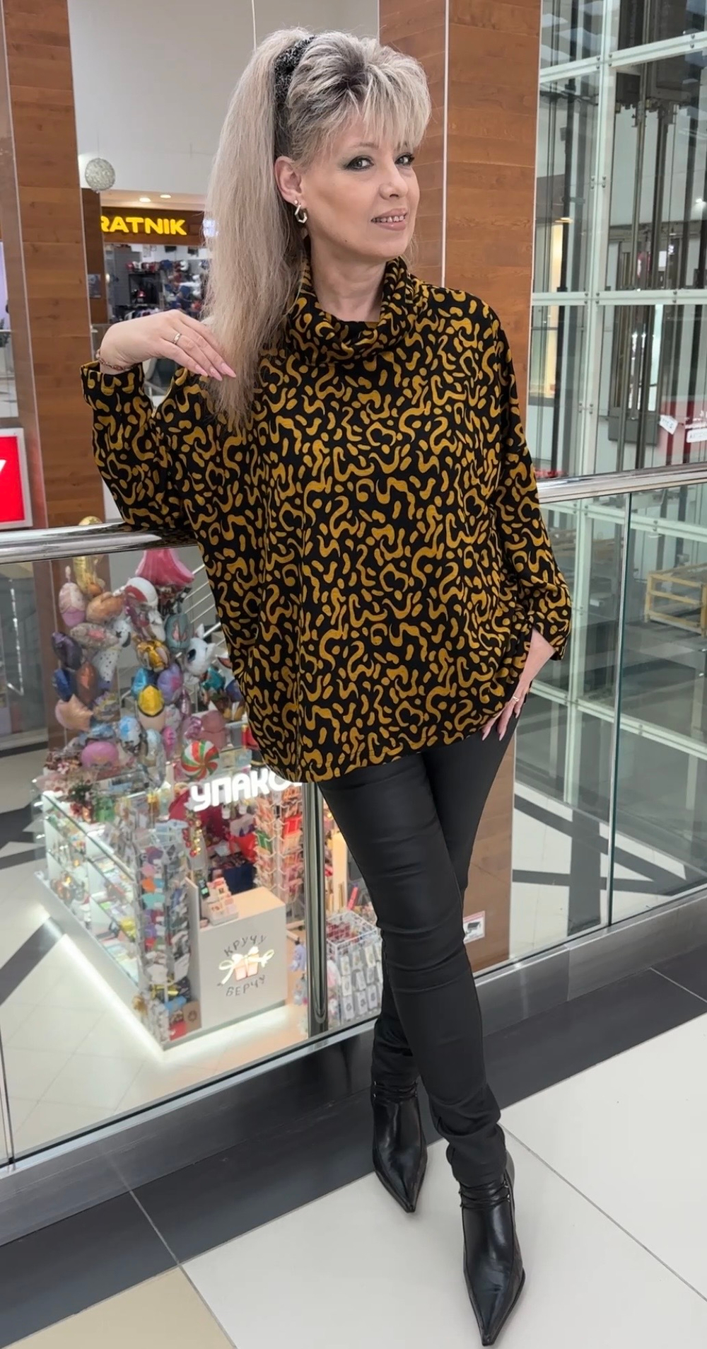 Туника черная с хомутом и горчичным принтом