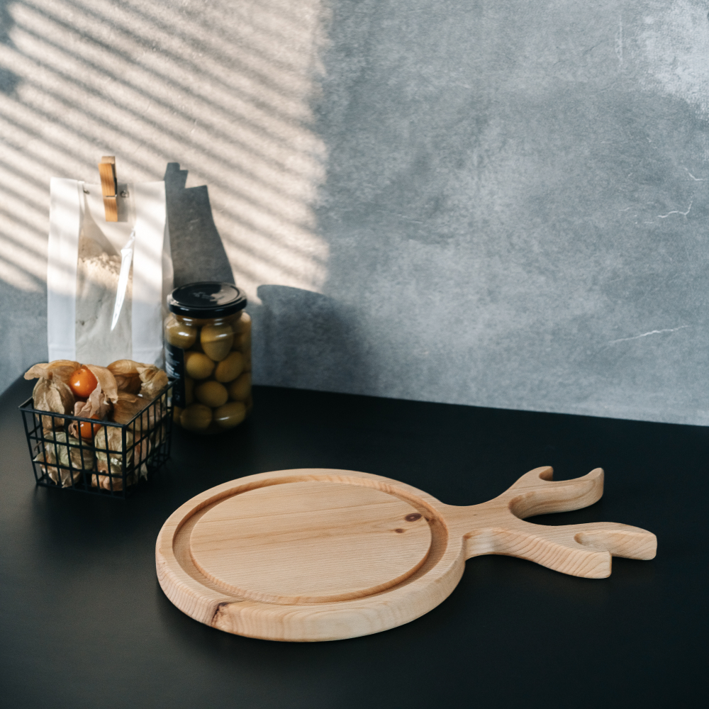 Доска разделочная из древесины сибирского кедра с выборкой. RD88