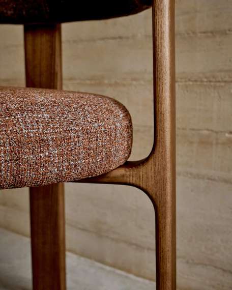 Стул Granite на 4 ножках из коричневого шенилла и массива ясеня в отделке орех