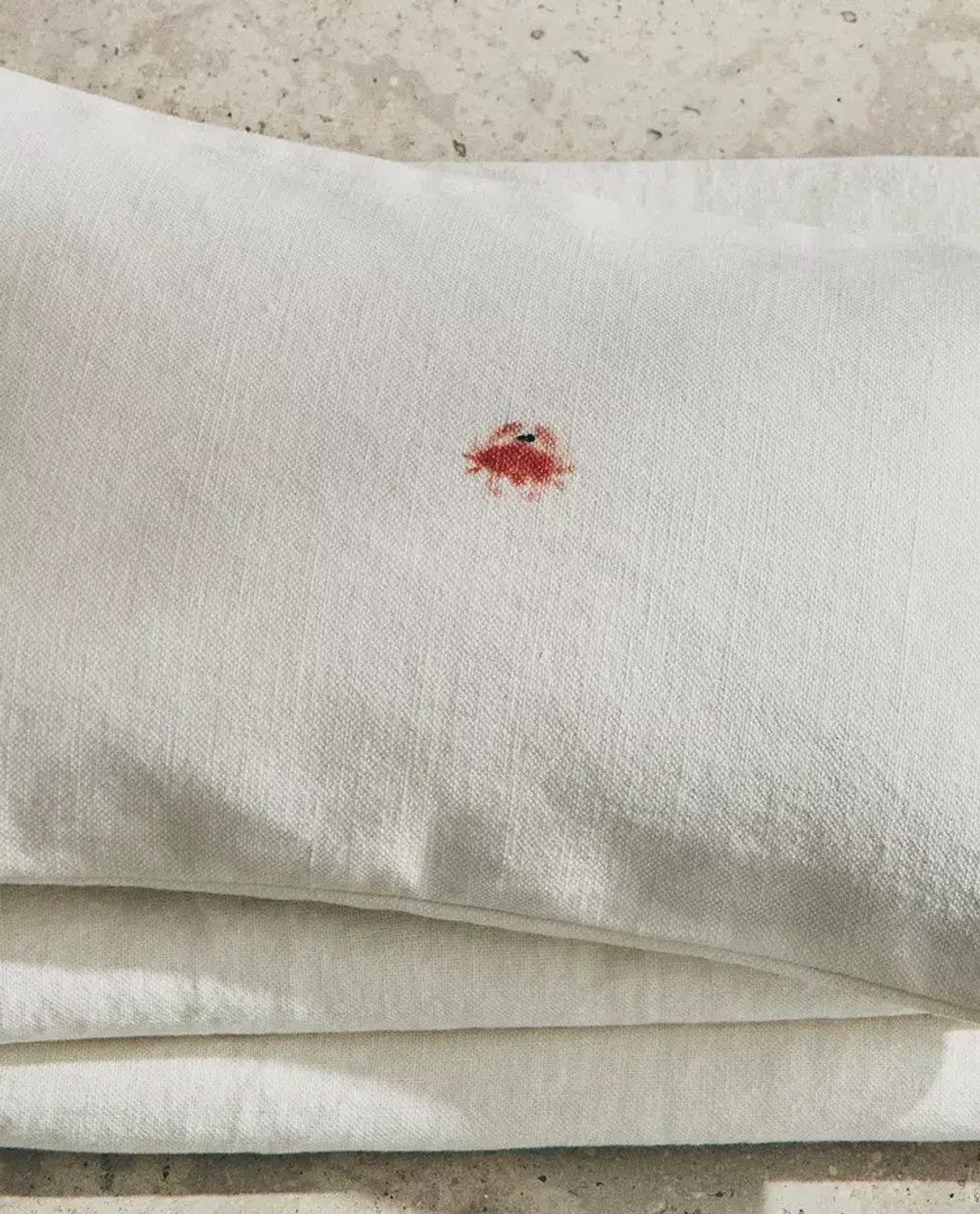 ZARA HOME НАВОЛОЧКА ДЛЯ ДЕКОРАТИВНОЙ ПОДУШКИ С ПРИНТОМ "КРАБ", ЖЕЛТОВАТО-БЕЛЫЙ