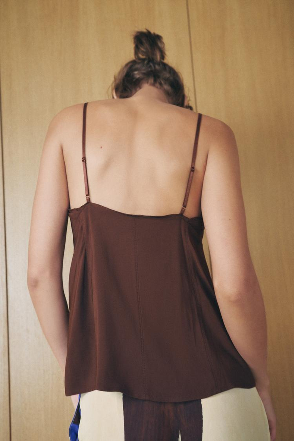 ZARA ТОП С V-ОБРАЗНЫМ ВЫРЕЗОМ, ТЕМНО-КОРИЧНЕВЫЙ