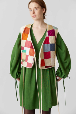 Жилет на запах из шелка с мехом