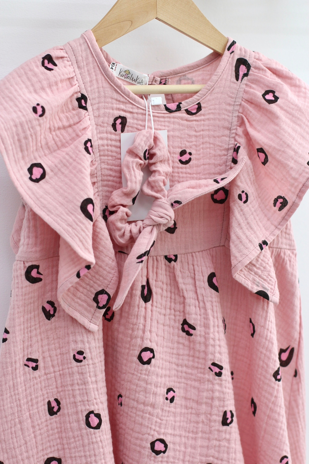 Платье из муслина «Розовый лео» с резинкой для волос в комплекте