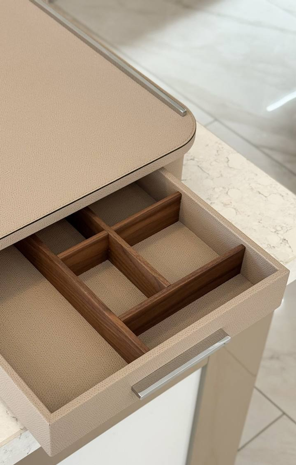 Органайзер для кофемашины Giobagnara Saint-Germain Chrome/Stone, 39 x 39 см