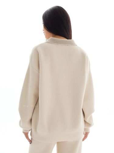 Молочный костюм с вышивкой и воротом-поло