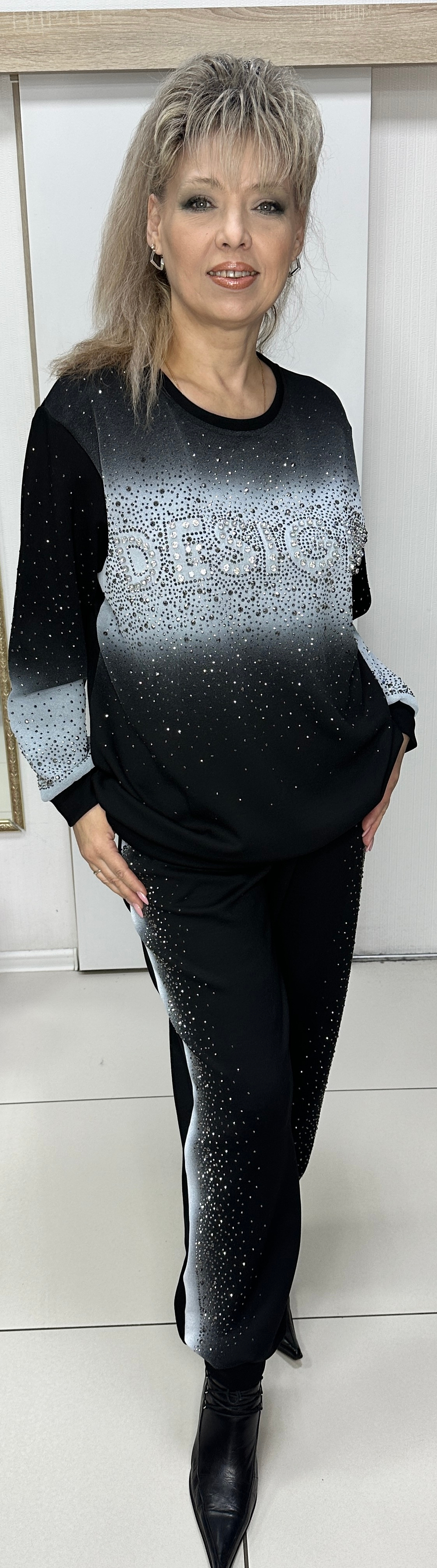 Черный с переходом цвета, трикотажный костюм со стразовым принтом