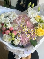 Букет сборный из гортензии, ромашки, кустовых пионовидных роз и лизиантуса