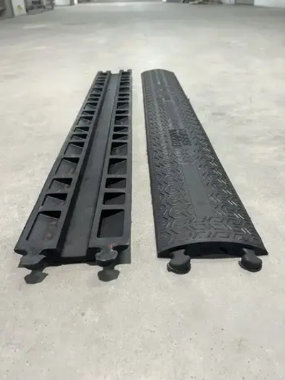 Гибкий кабель-канал для проводов (кабельный трап, капа) резиновый, черный, напольный, 1 канал 39*15 мм., 1000мм*140мм*25мм