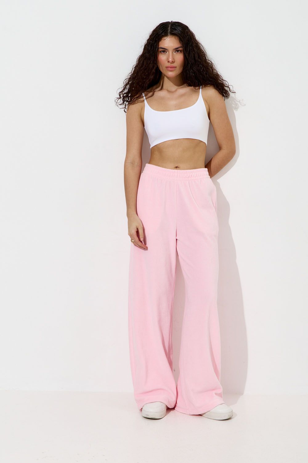 Широкие брюки на резинке из велюровой ткани розового цвета