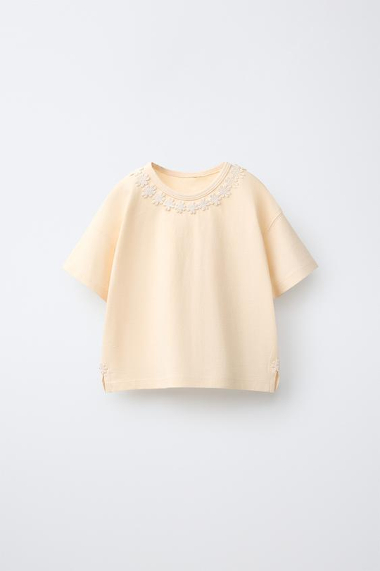 ZARA ФУТБОЛКА С КРУЖЕВНЫМИ МАРГАРИТКАМИ, ЦВЕТ СЛОНОВОЙ КОСТИ