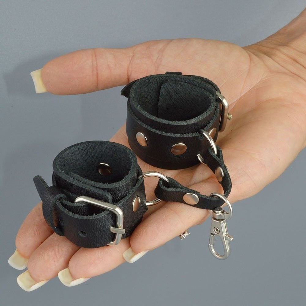 Черный кожаный брелок в виде наручников (Цвет: черный)