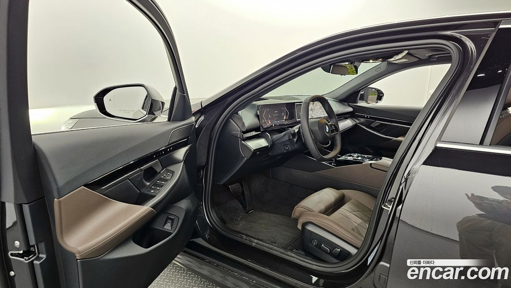 BMW 5 Series (G60) 520i (02.2024)