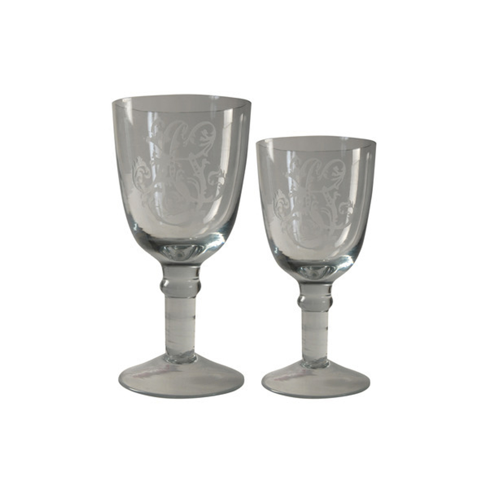 Бокал на ножке с узором в винтажном стиле