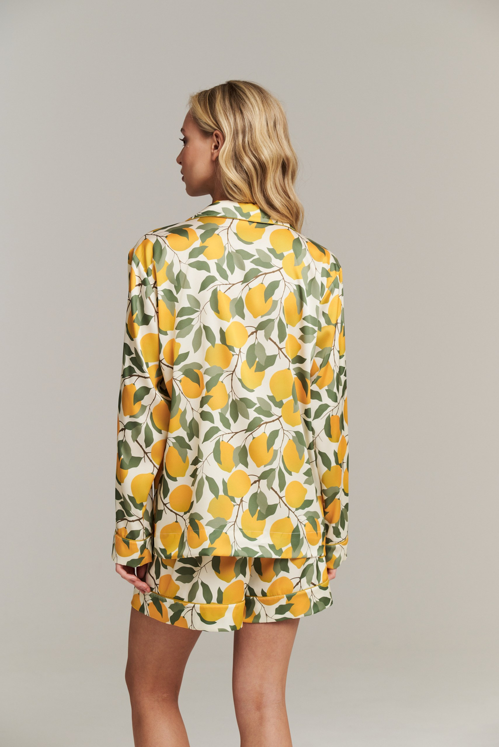 Шелковая блуза с кантом и лимонами