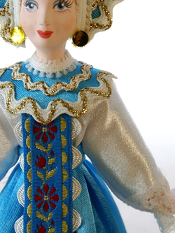 Кукла фарфоровая Ульяна в русском девичьем костюме