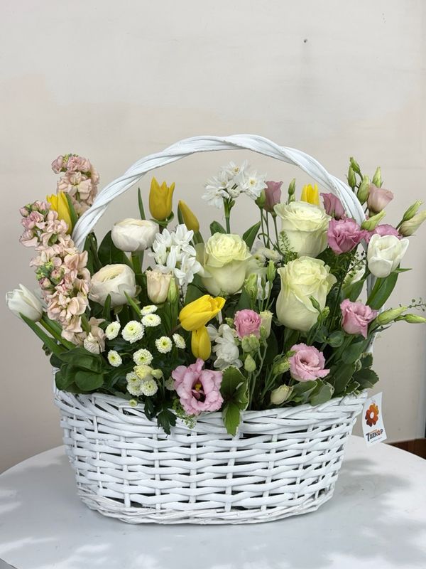 Композиция в корзине "Весна"