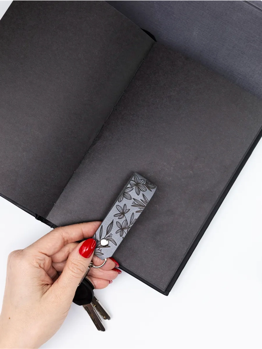 Брелок "Твори-мечтай-люби" серый