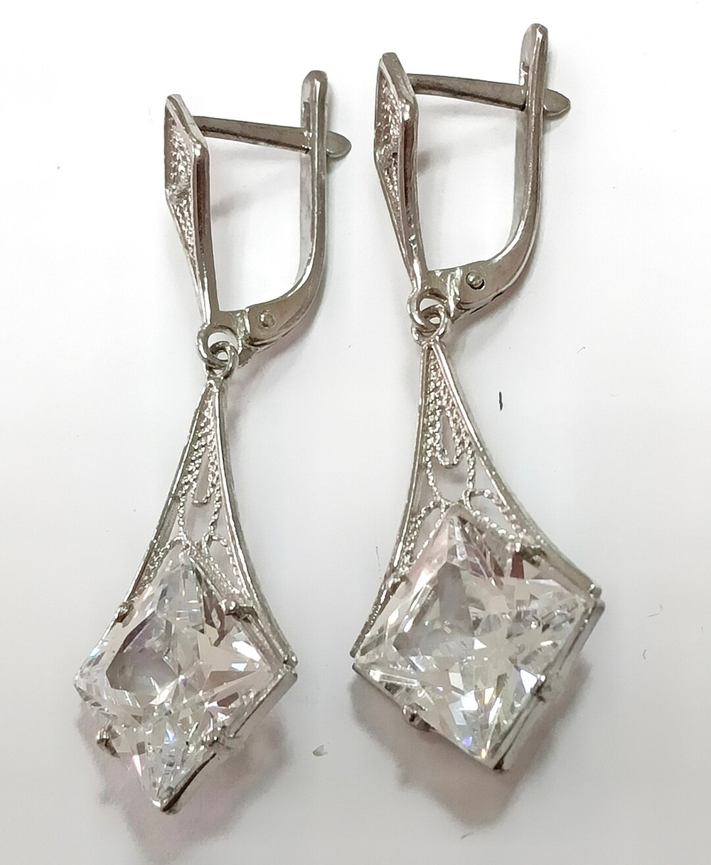 Ювелирные серьги из серебра с фианитами