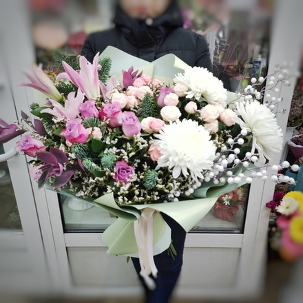 Авторский букет с веточками нобилиса