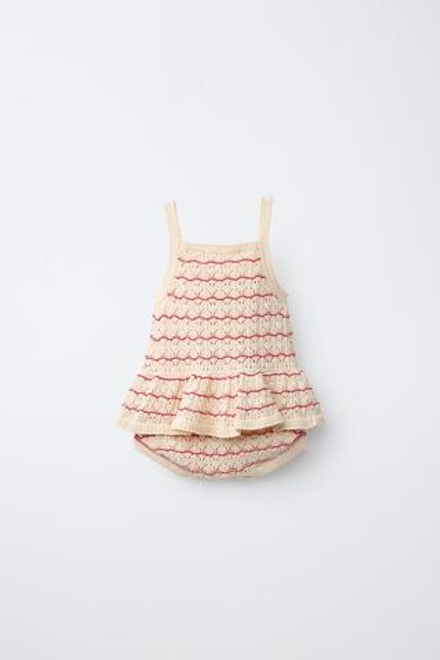 ZARA ВЯЗАНЫЙ КОМБИНЕЗОН В ПОЛОСКУ С ВОЛАНАМИ, ЭКРЮ/КРАСНЫЙ