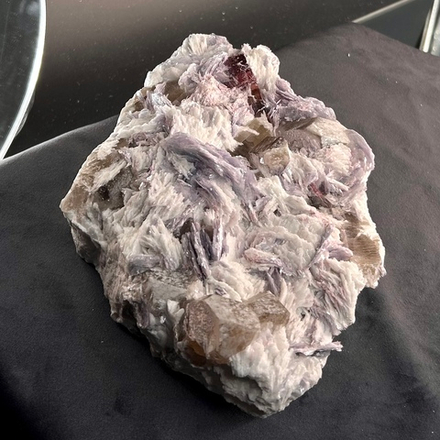 Кристалл розового Турмалина, Раухтопаза и слюда Лепидолита на Клевеландите.