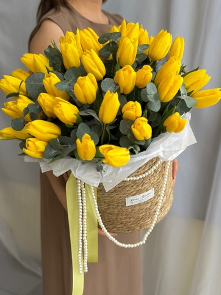 Роскошные желтые тюльпаны и благородный эвкалипт в стильной корзине от Флора Маркет