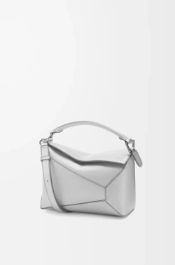 Loewe Маленькая сумка Puzzle Edge из ламинированной овечьей кожи, серебряный
