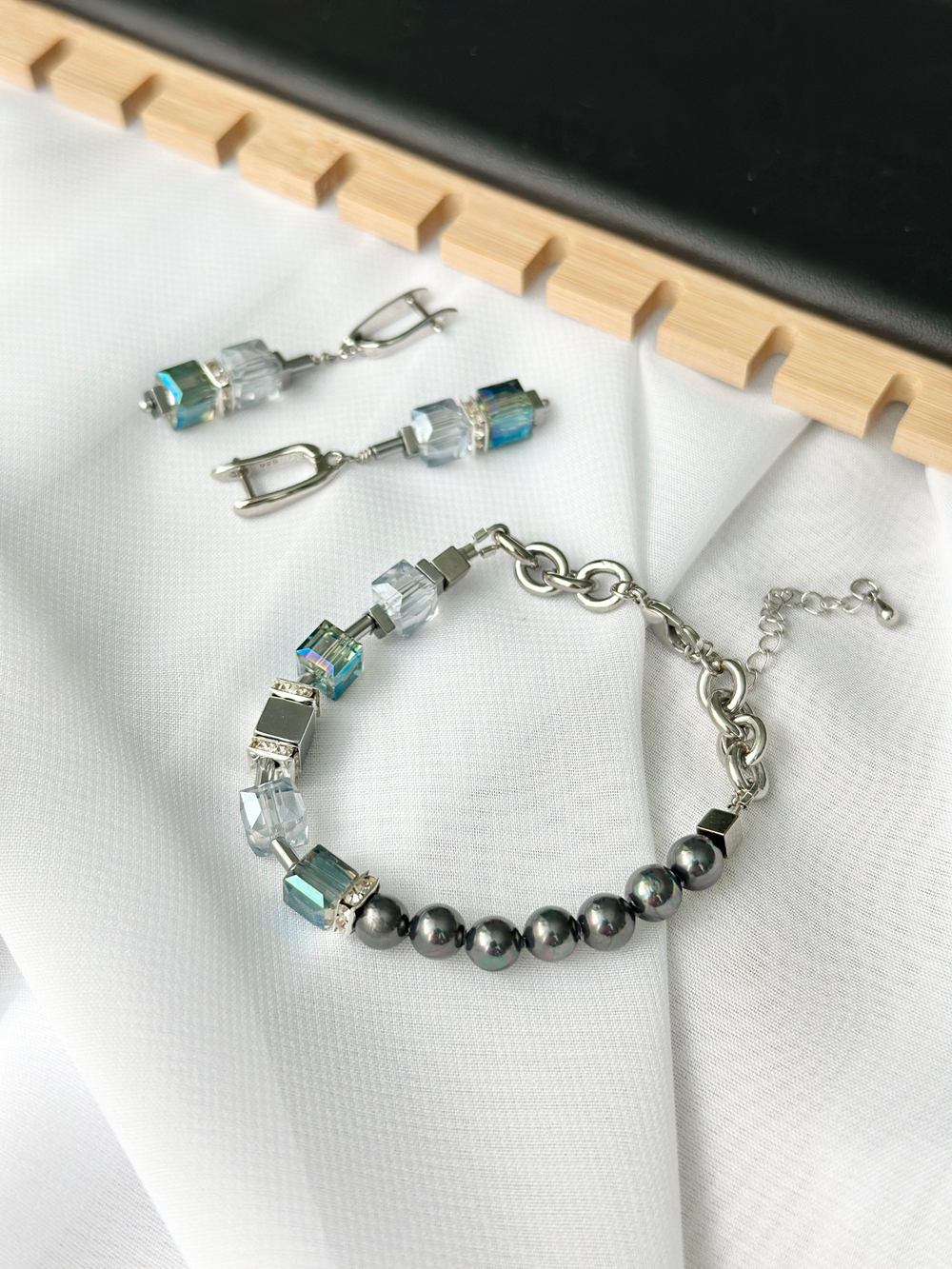 Браслет из радужных и дымчато-серых кристаллов Swarovski,темного жемчуга Майорка и гематита, серебро. Размер регулируется.