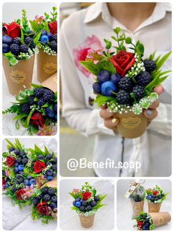 «Роза в ягодах, крафт» мини букет