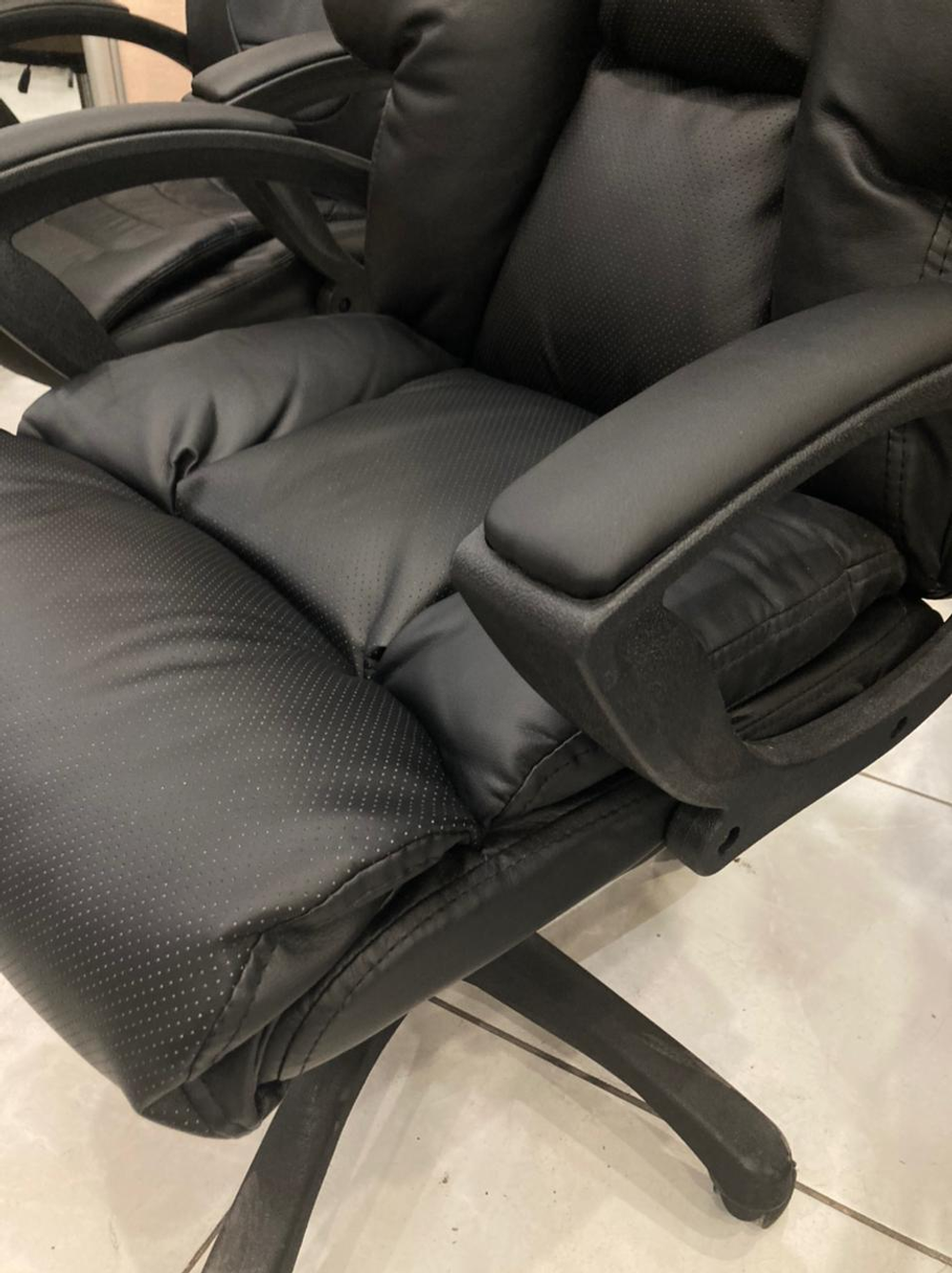 Кресло Фортуна-5 (10) перф черн к/з черн Мех качания п Директор (в разборе)