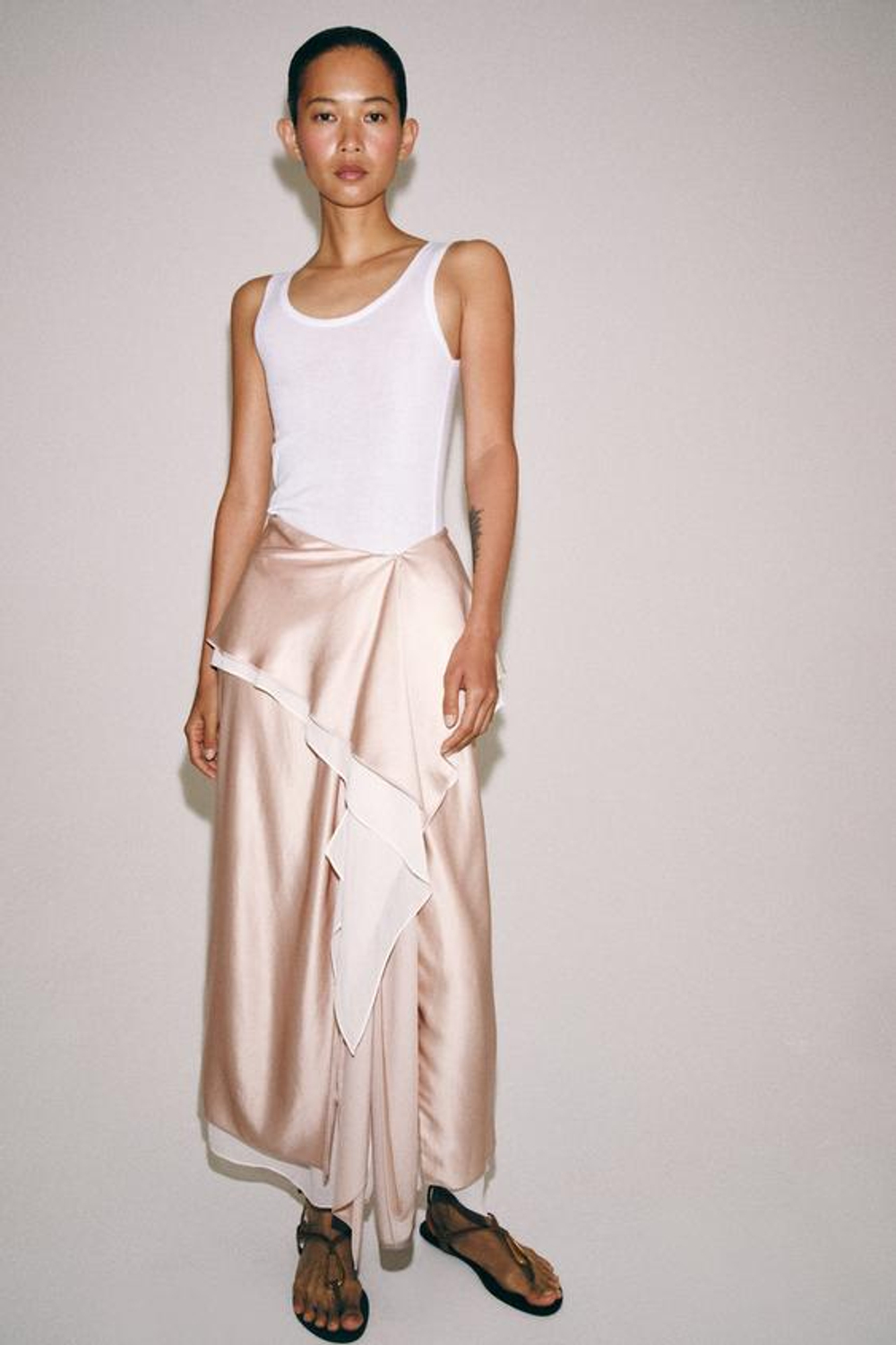 ZARA АТЛАСНАЯ СТРУЯЩАЯСЯ ЮБКА — ZW COLLECTION, ТЕЛЕСНО-РОЗОВЫЙ