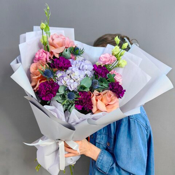 Авторский букет с фиолетовыми диантусами