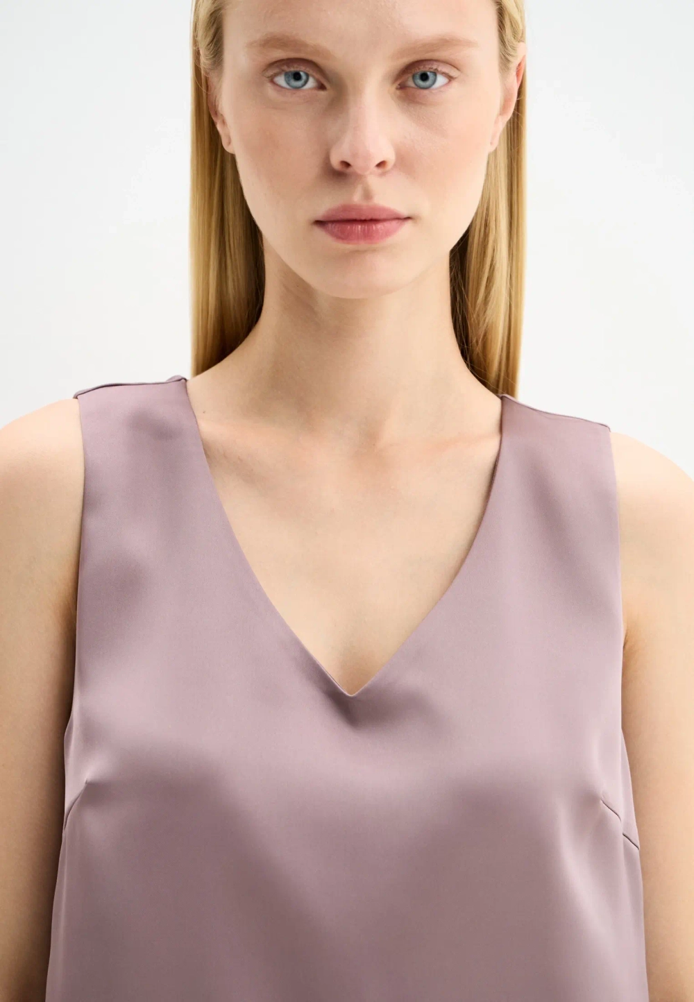 Топ с V-образным вырезом мокко мусс