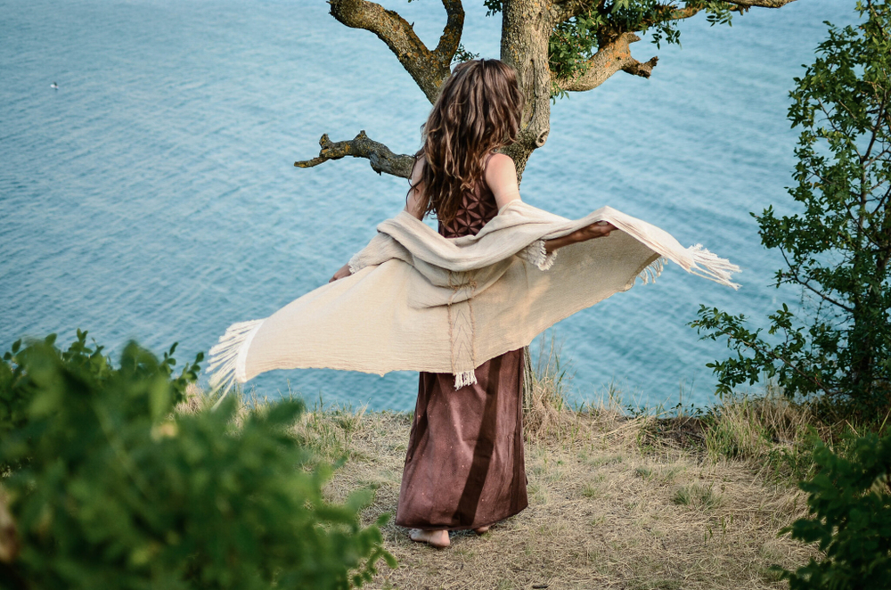 Накидка с бахромой Chintamani короткая (бежевая)