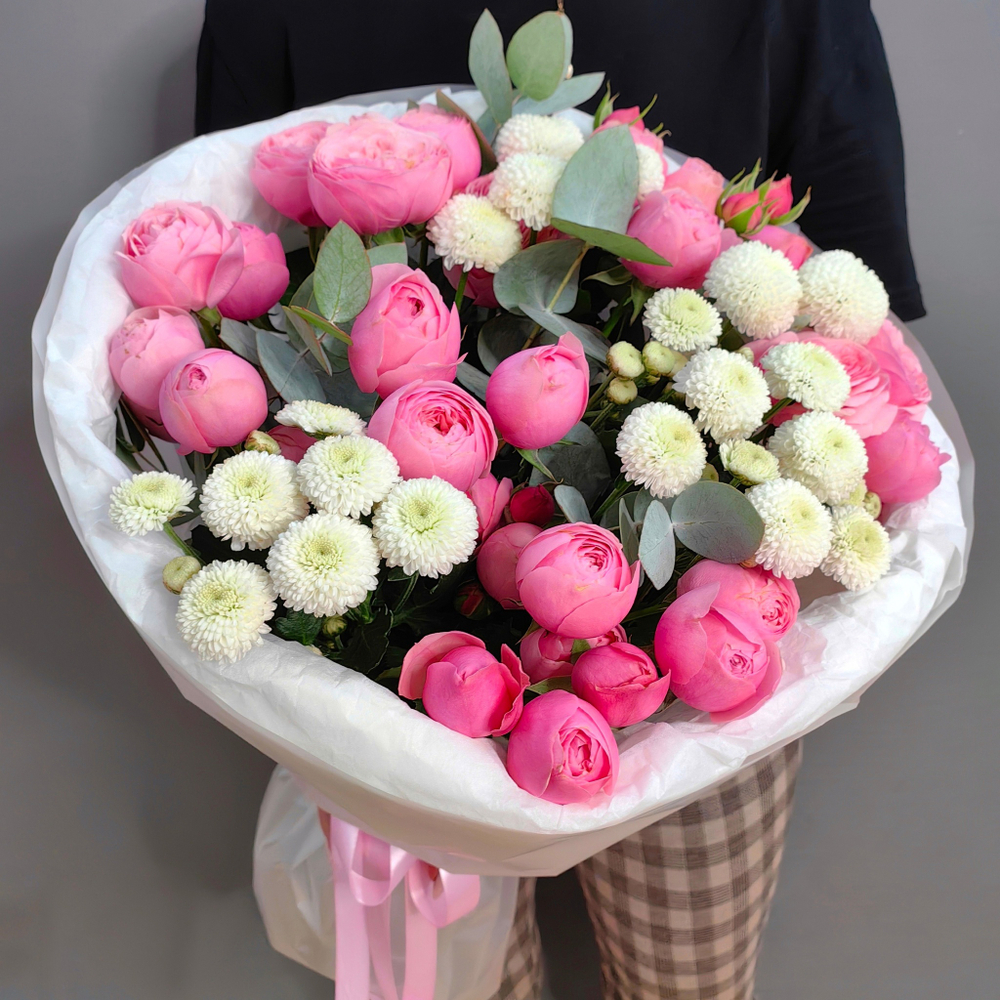 Букет с кустовыми пионовидными розами сорта "Силва Пинк"