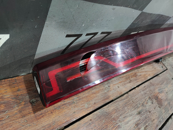 Фонарь центральный битый Kia Carnival 4 Оригинал 92409R0320