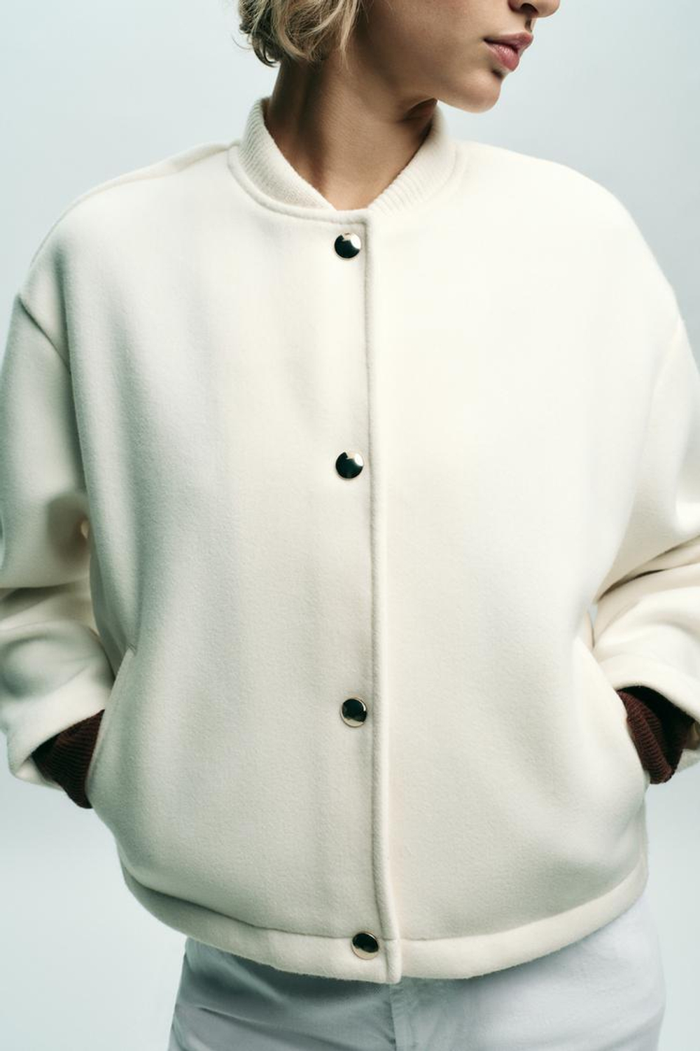 ZARA МЯГКИЙ БОМБЕР С ЗОЛОТЫМИ ПУГОВИЦАМИ, ЭКРЮ