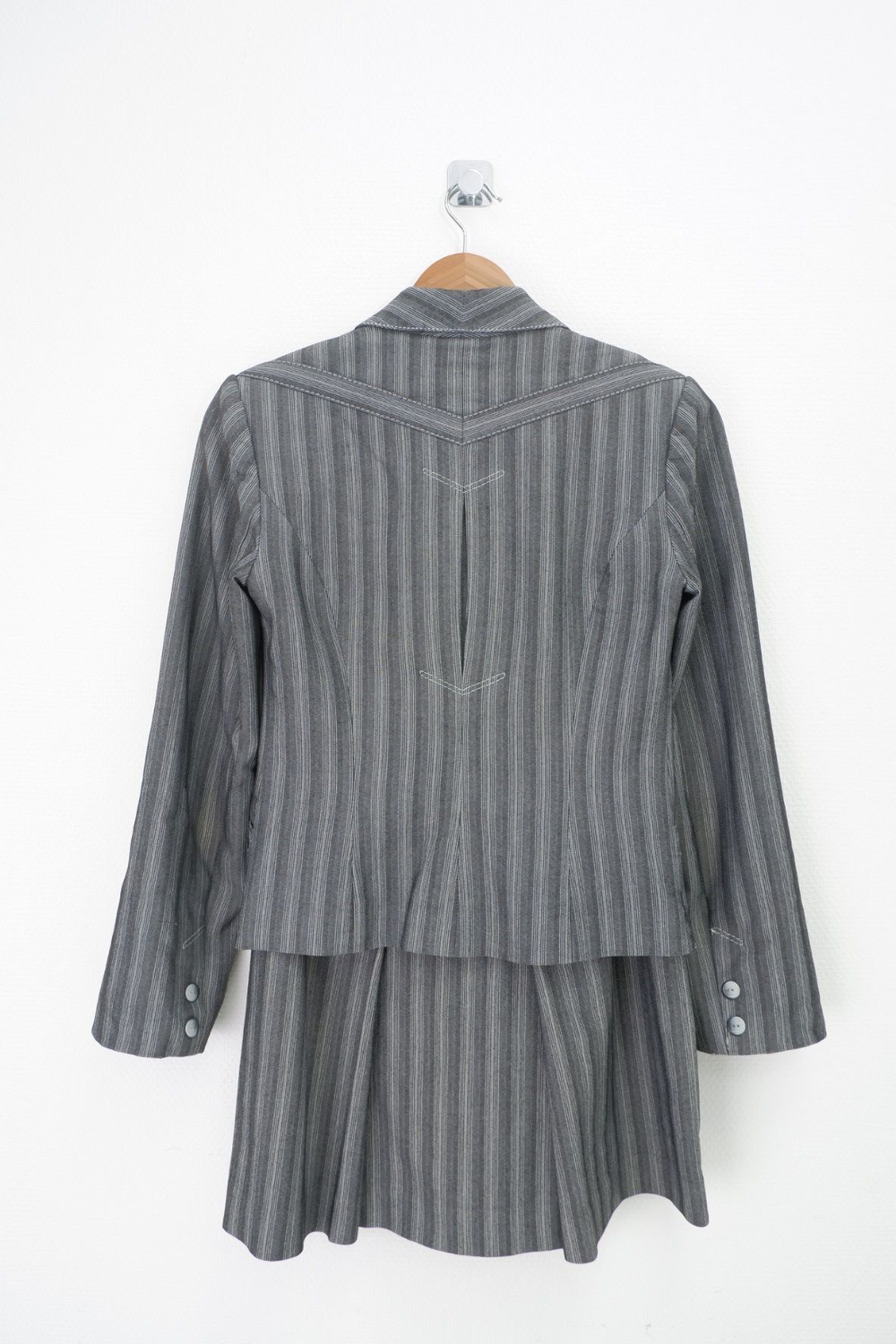 Костюм PERSONAGE серый в полоску 42 размер