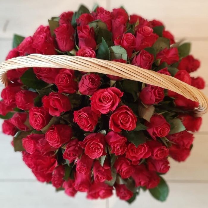 Корзина из 51 розы Мадам Ред