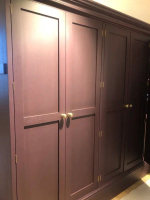 Классический деревянный шкаф с золотыми ручками