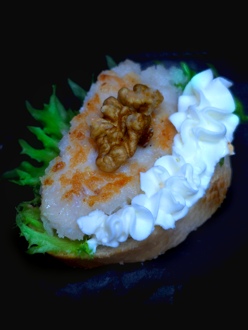 Брускетт с сочной индейкой в панировке, грецким орешком и сливочным сыром