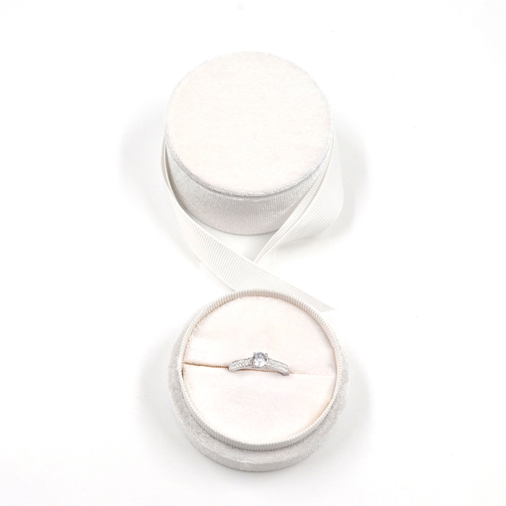 Футляр пластиковый с оклейкой под обручальные кольца.